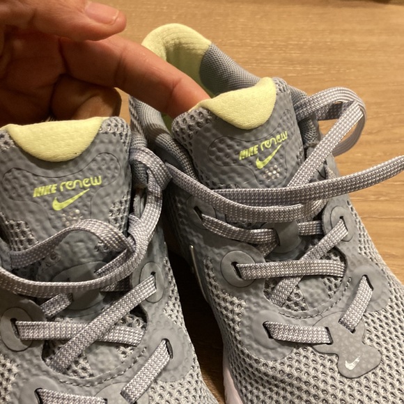 Women Nike size 6 - Picture 4 of 9